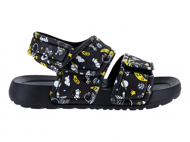 Sandalia negra con estampado de planetas y estrellas y cierres de velcro.