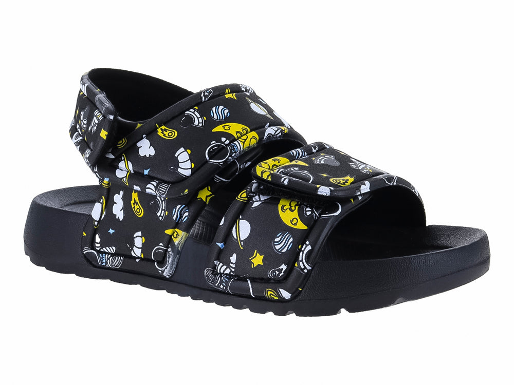 Sandalia negra con estampado de planetas y estrellas y cierres de velcro.