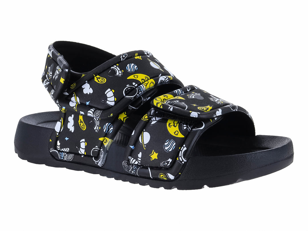 Sandalia negra con estampado de planetas y estrellas y cierres de velcro.