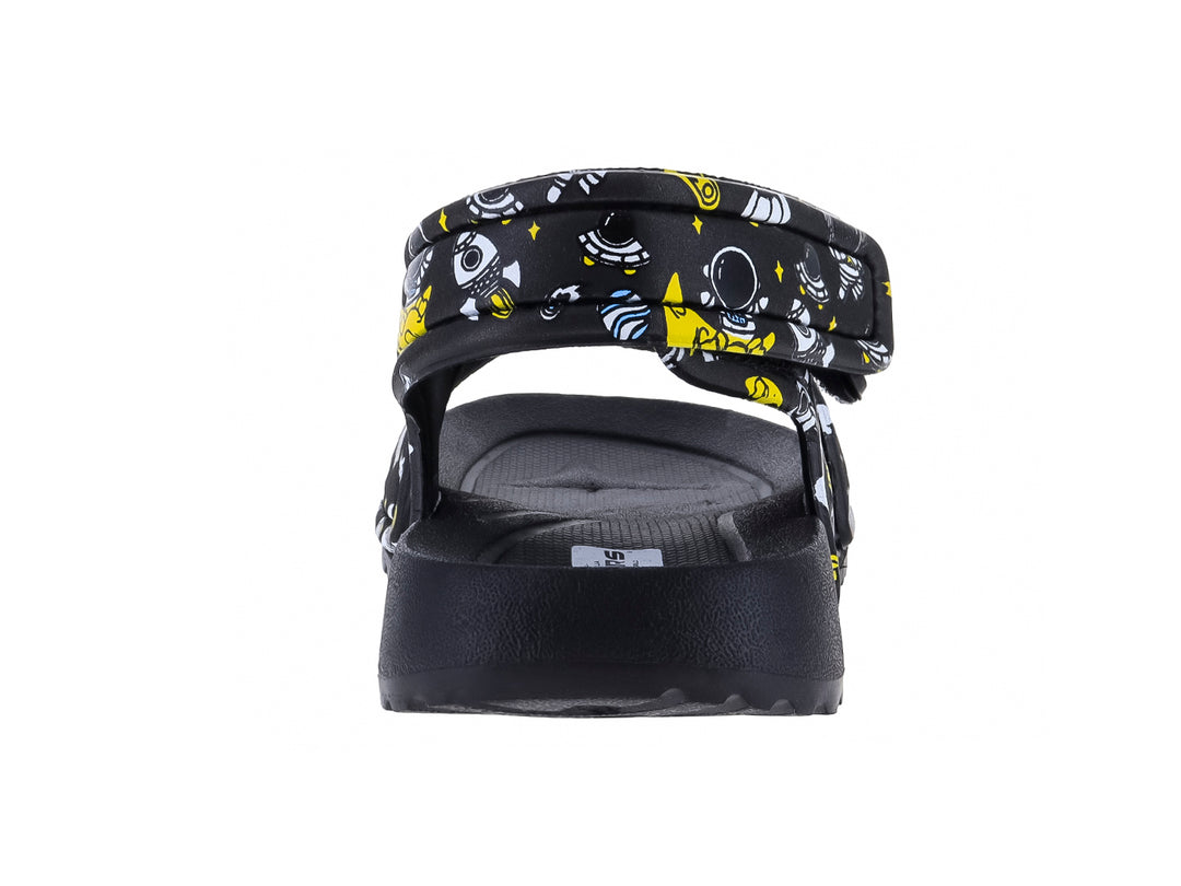 Sandalia negra con estampado de planetas y estrellas y cierres de velcro.