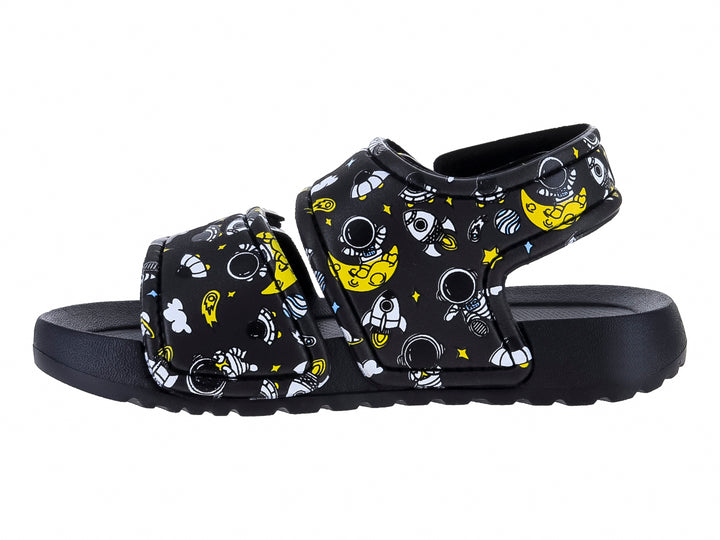 Sandalia negra con estampado de planetas y estrellas y cierres de velcro.