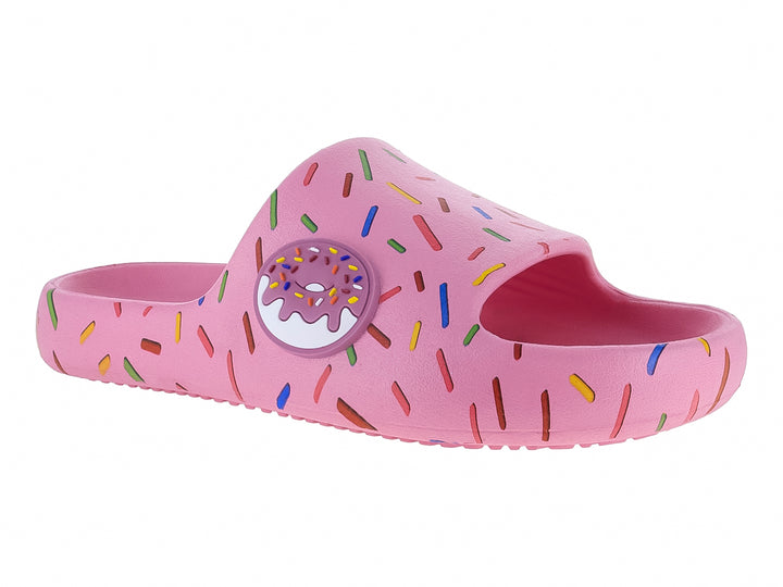 Sandalia rosa tipo slide con diseño de chispas de colores y un adorno de dona en la parte superior.