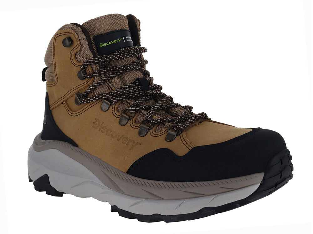 Bota de senderismo Discovery color tabaco con refuerzos negros y suela blanca.