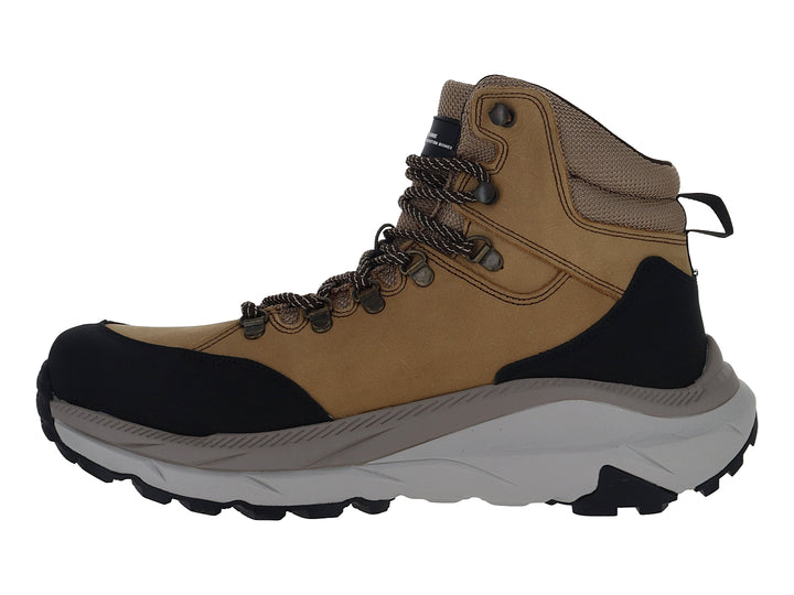 Bota de senderismo Discovery color tabaco con refuerzos negros y suela blanca.