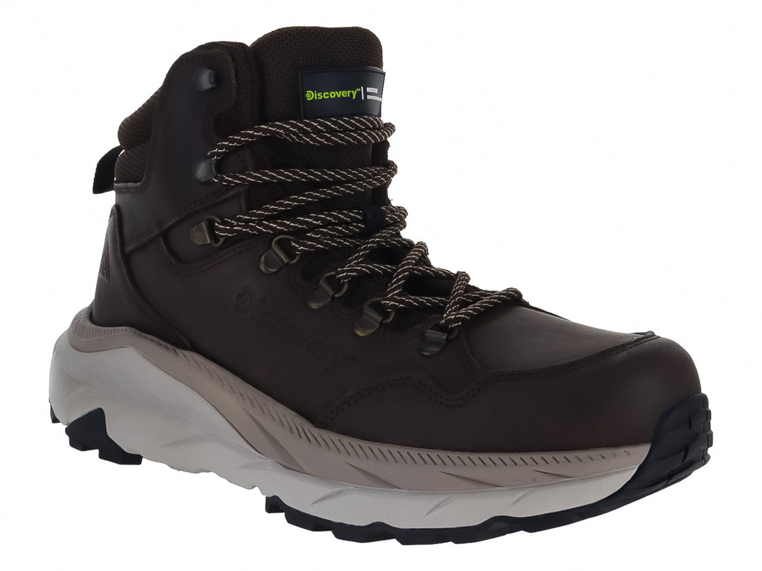 Bota deportiva Discovery color chocolate con suela blanca gruesa y cordones.