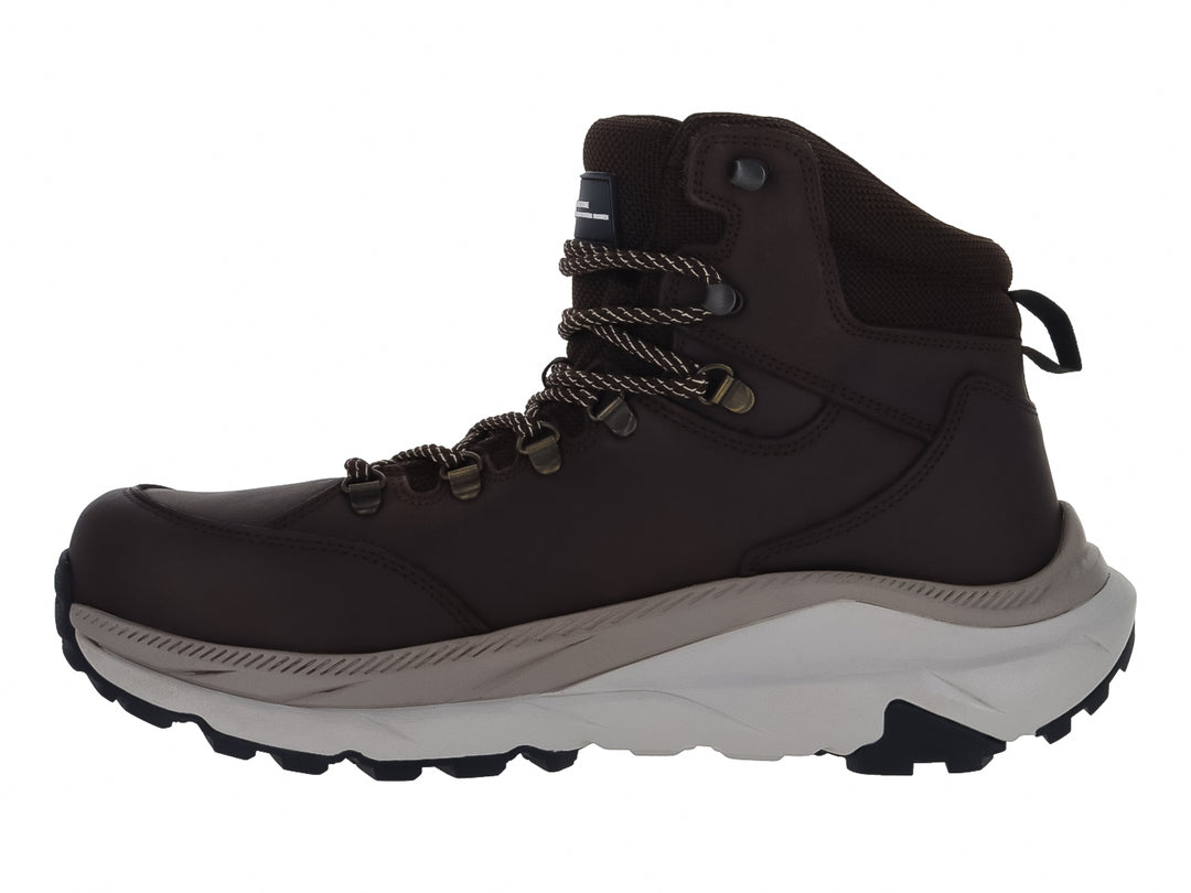 Bota deportiva Discovery color chocolate con suela blanca gruesa y cordones.