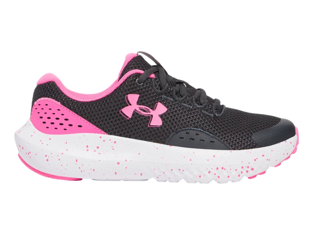 Tenis deportivos Under Armour color negro con detalles en rosa y suela blanca moteada para Niña.