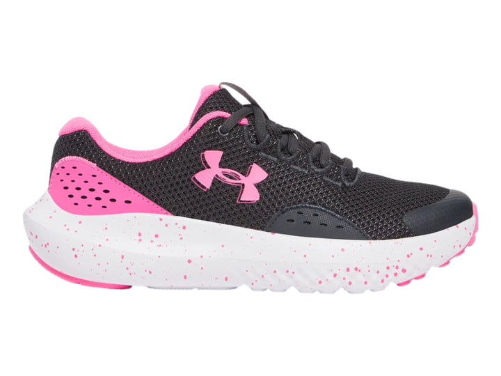 Tenis deportivos Under Armour color negro con detalles en rosa y suela blanca moteada para Niña.