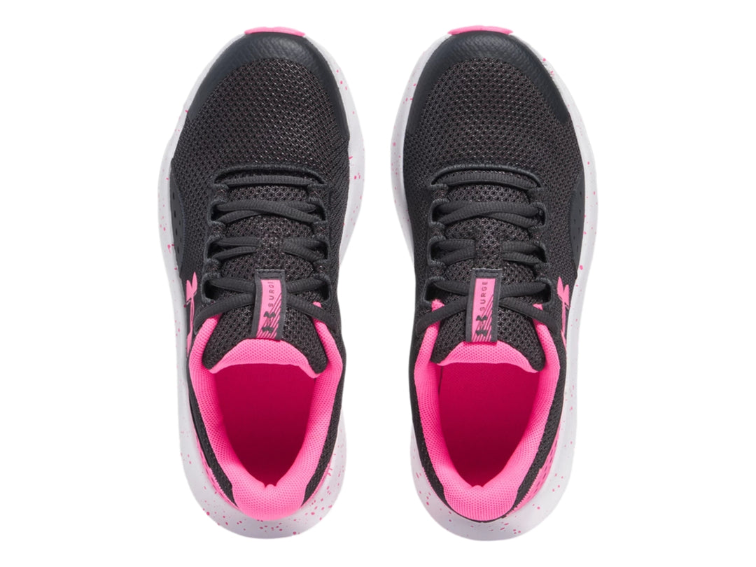 Tenis deportivos Under Armour color negro con detalles en rosa y suela blanca moteada para Niña.