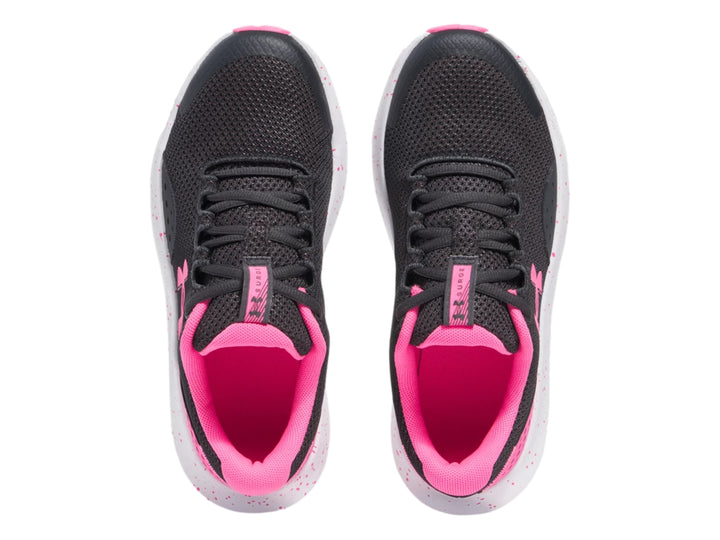 Tenis deportivos Under Armour color negro con detalles en rosa y suela blanca moteada para Niña.