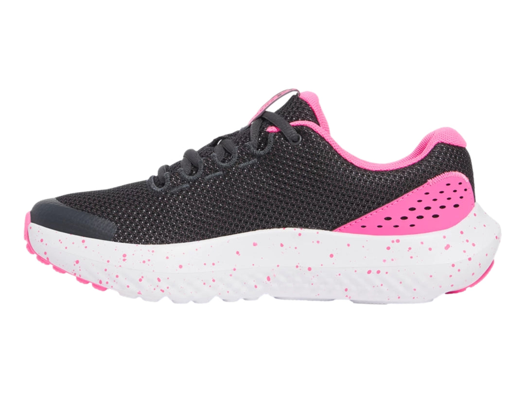 Tenis deportivos Under Armour color negro con detalles en rosa y suela blanca moteada para Niña.