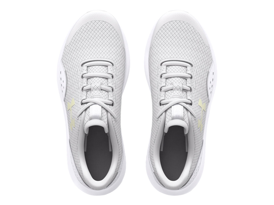 Tenis deportivos Under Armour color gris con suela blanca y logotipo dorado en el costado.