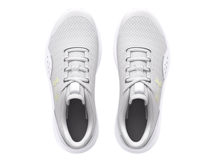Tenis deportivos Under Armour color gris con suela blanca y logotipo dorado en el costado.