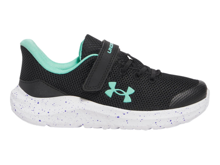Tenis deportivos Under Armour color negro con suela blanca moteada y detalles en turquesa.
