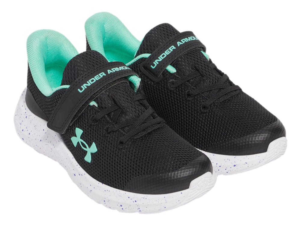 Tenis deportivos Under Armour color negro con suela blanca moteada y detalles en turquesa.