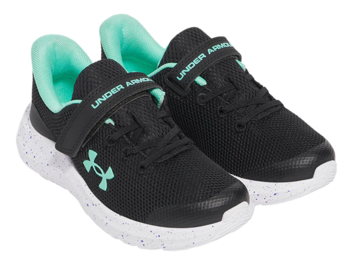 Tenis deportivos Under Armour color negro con suela blanca moteada y detalles en turquesa.