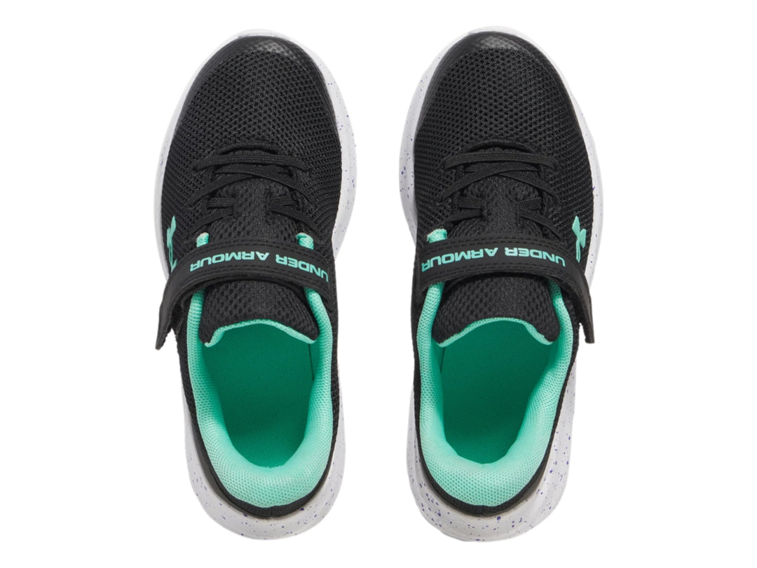 Tenis deportivos Under Armour color negro con suela blanca moteada y detalles en turquesa.