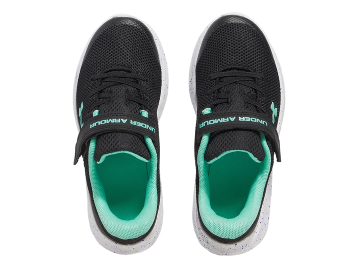 Tenis deportivos Under Armour color negro con suela blanca moteada y detalles en turquesa.