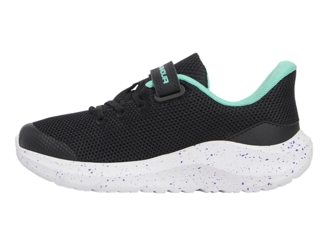Tenis deportivos Under Armour color negro con suela blanca moteada y detalles en turquesa.