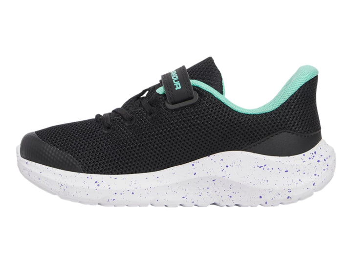 Tenis deportivos Under Armour color negro con suela blanca moteada y detalles en turquesa.