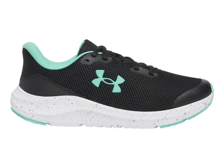 Tenis deportivos Under Armour color negro con suela blanca y detalles en verde menta.