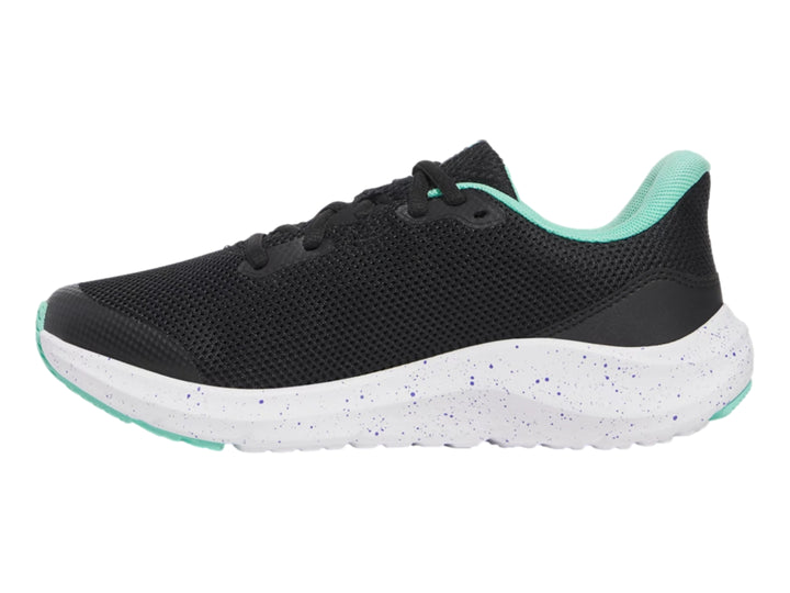 Tenis deportivos Under Armour color negro con suela blanca y detalles en verde menta.