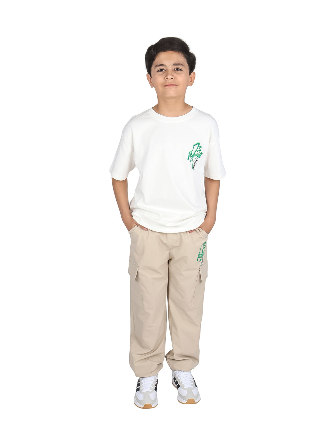 Conjunto para niño compuesto por camiseta blanca y pantalón cargo color beige.