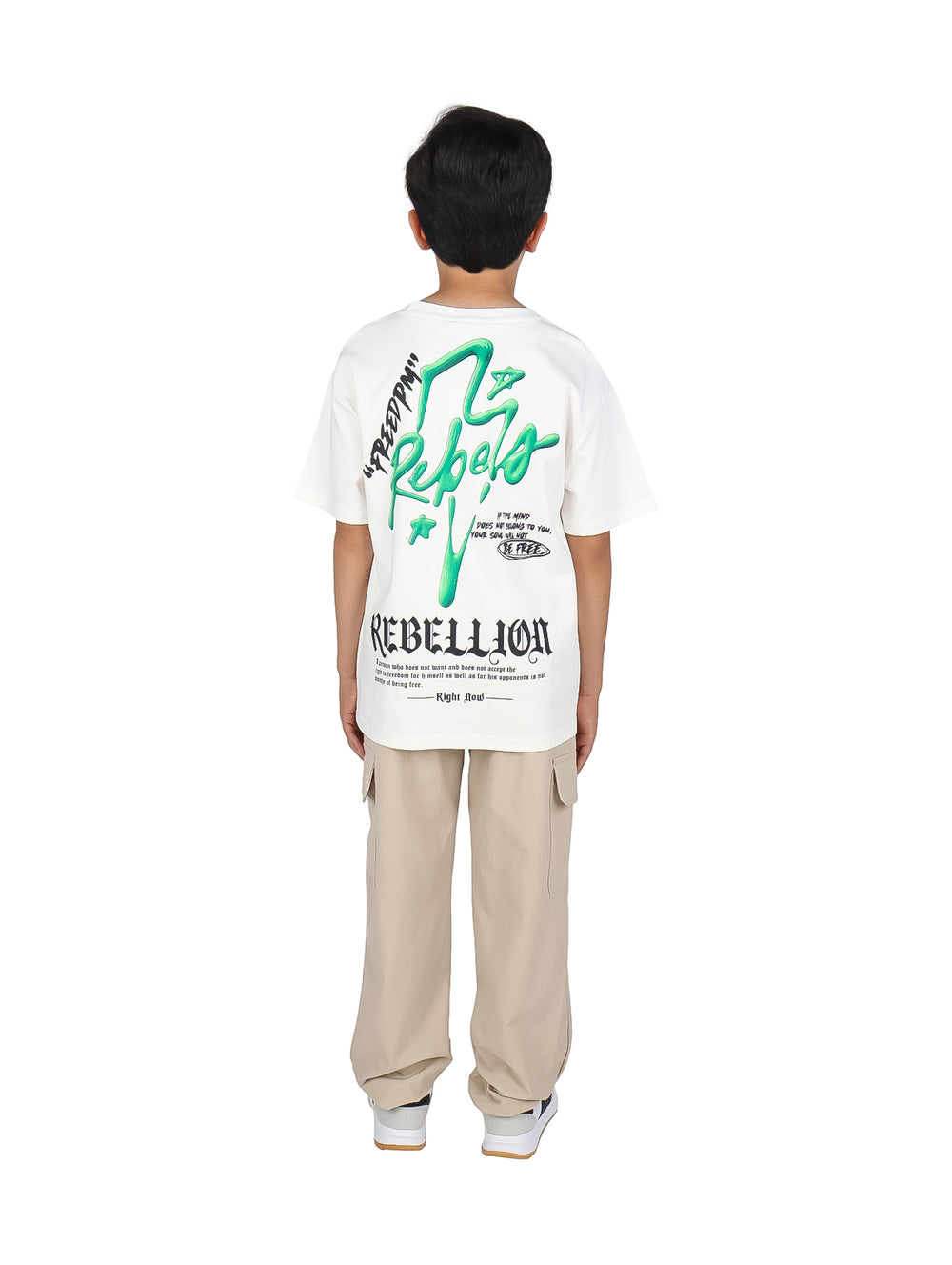 Conjunto para niño compuesto por camiseta blanca y pantalón cargo color beige.