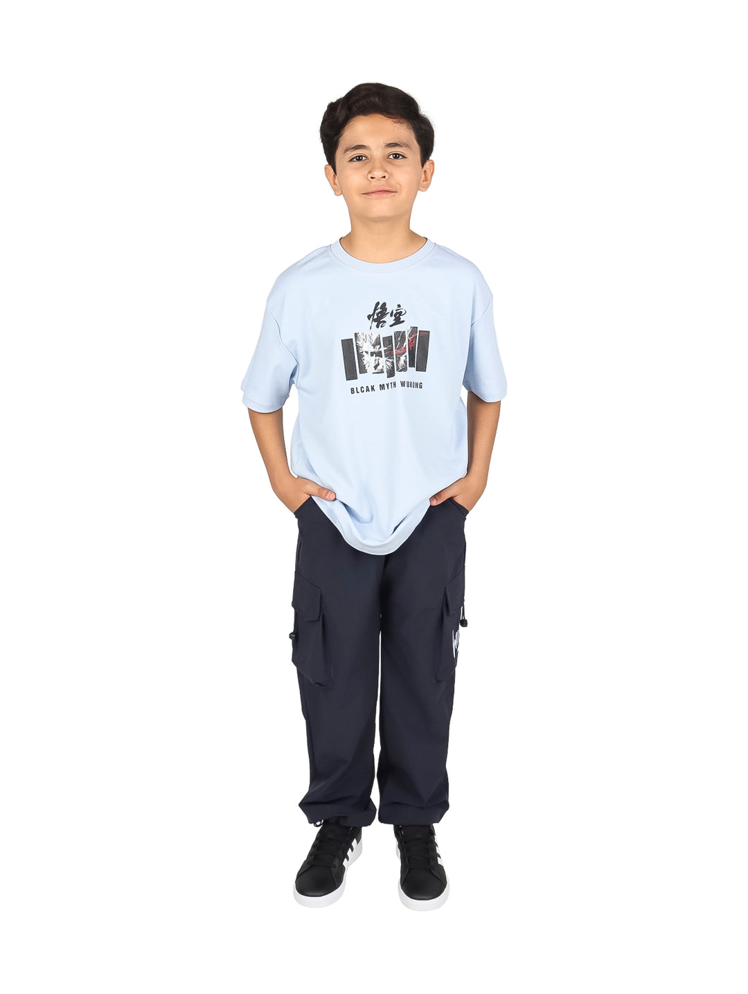 Conjunto para niño de camiseta color cielo con estampado y pantalón tipo cargo en azul marino.