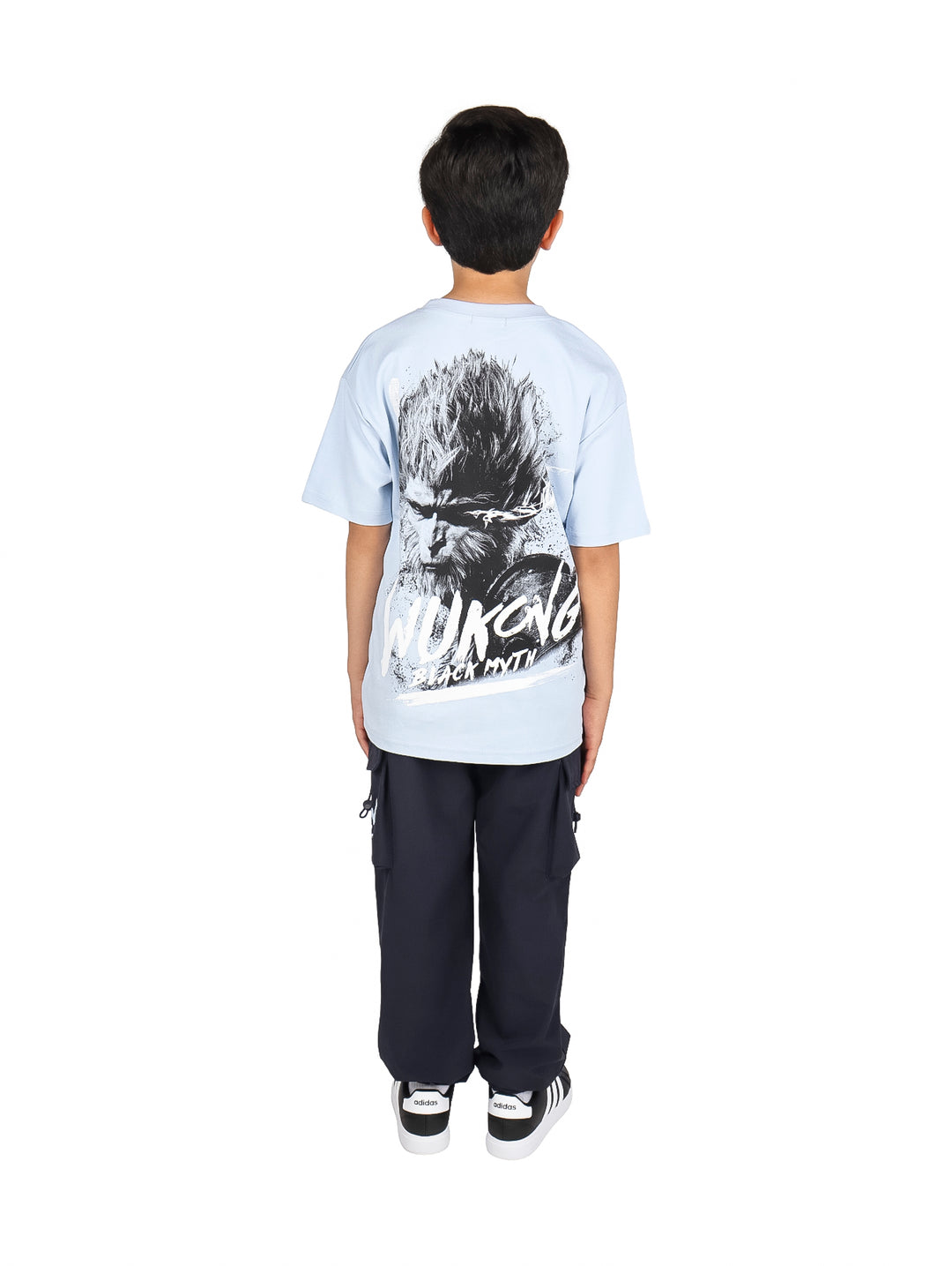 Conjunto para niño de camiseta color cielo con estampado y pantalón tipo cargo en azul marino.