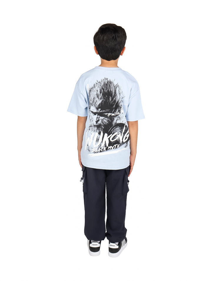 Conjunto para niño de camiseta color cielo con estampado y pantalón tipo cargo en azul marino.