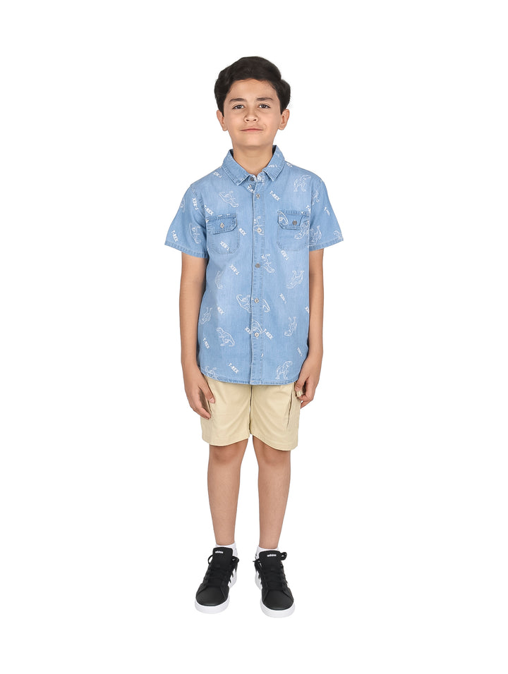 Conjunto para niño compuesto por camisa azul de manga corta y short color khaki.