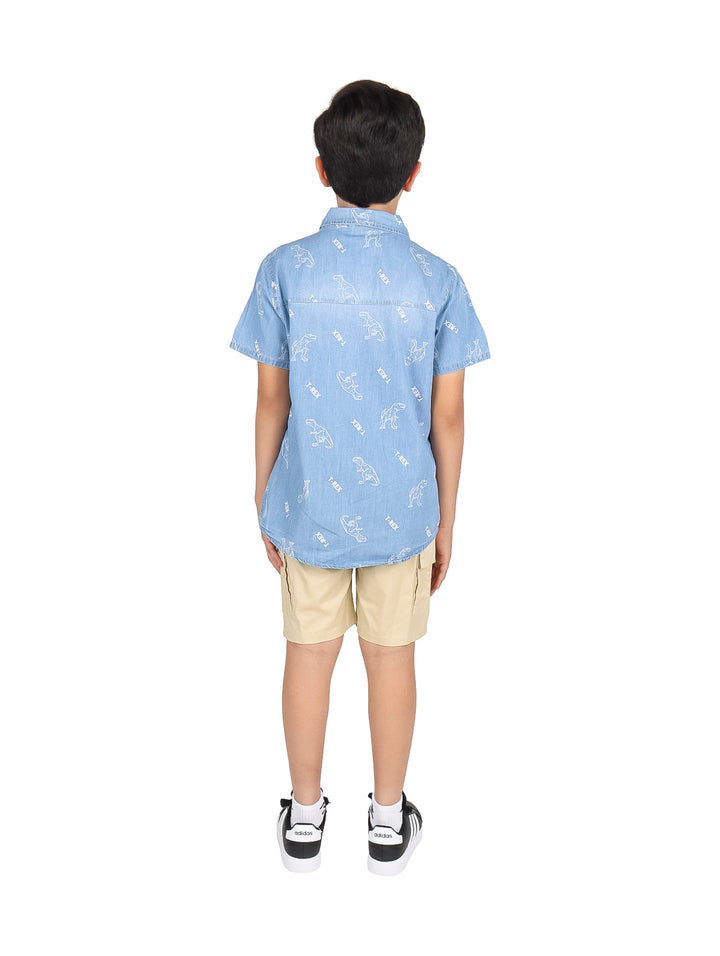 Conjunto para niño compuesto por camisa azul de manga corta y short color khaki.