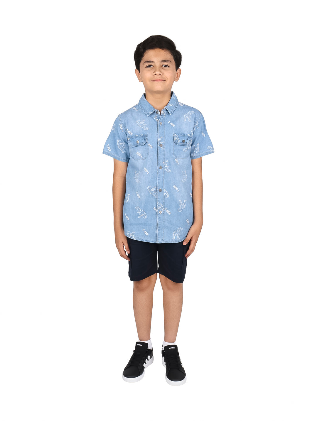 Niño vistiendo un conjunto de camisa azul claro estampada y short negro.