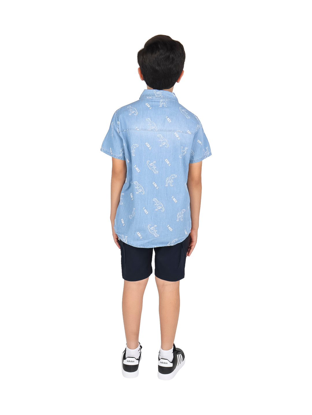 Niño vistiendo un conjunto de camisa azul claro estampada y short negro.