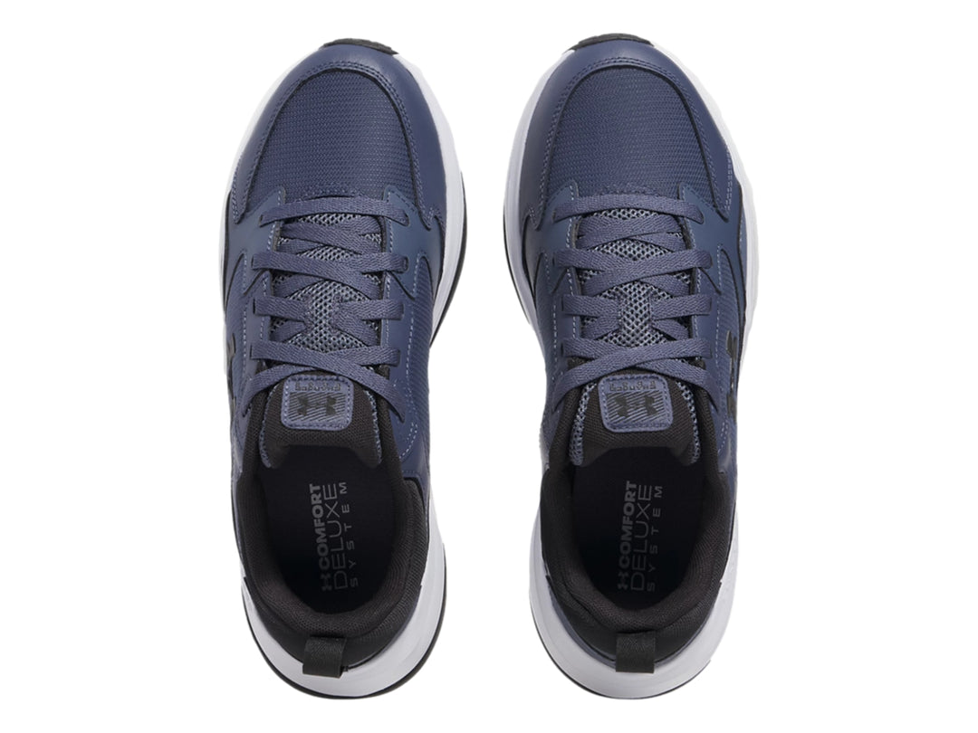 Tenis deportivos Under Armour color gris con suela blanca y detalles negros.
