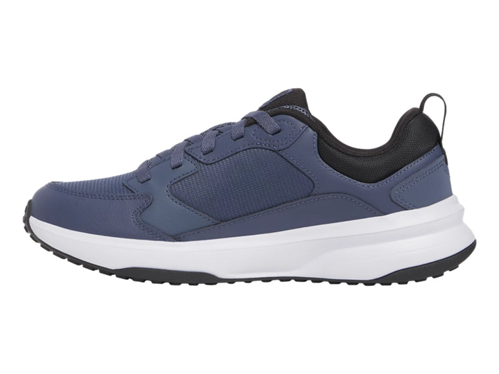 Tenis deportivos Under Armour color gris con suela blanca y detalles negros.