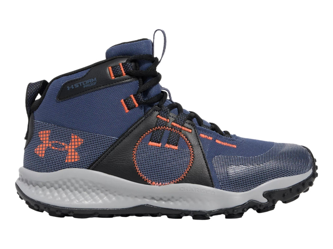 Botín de senderismo Under Armour color azul con detalles naranjas y suela gris y negra.