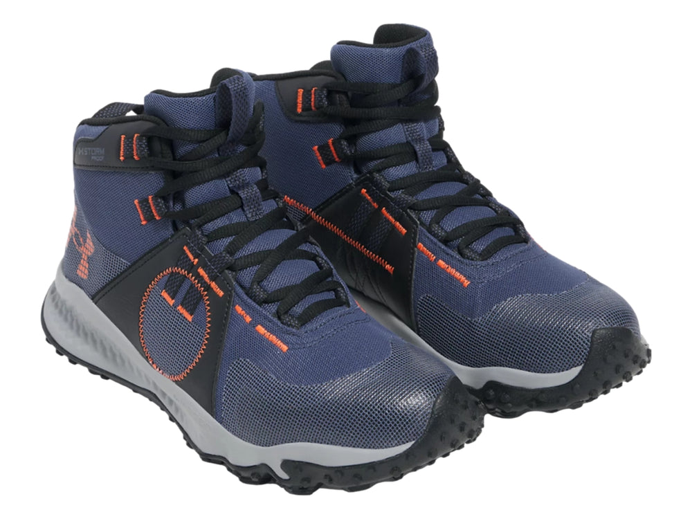 Botín de senderismo Under Armour color azul con detalles naranjas y suela gris y negra.