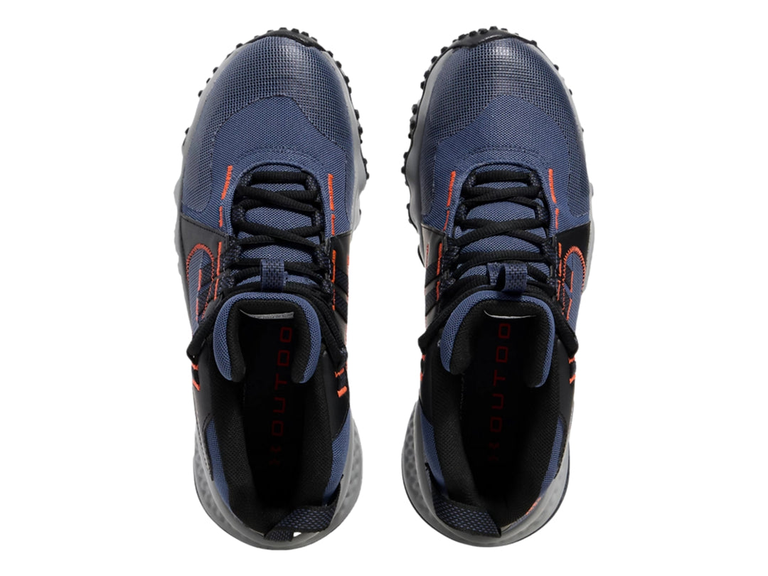 Botín de senderismo Under Armour color azul con detalles naranjas y suela gris y negra.