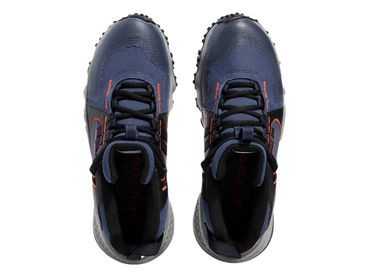 Botín de senderismo Under Armour color azul con detalles naranjas y suela gris y negra.