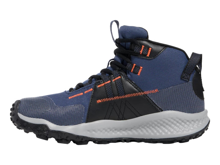 Botín de senderismo Under Armour color azul con detalles naranjas y suela gris y negra.