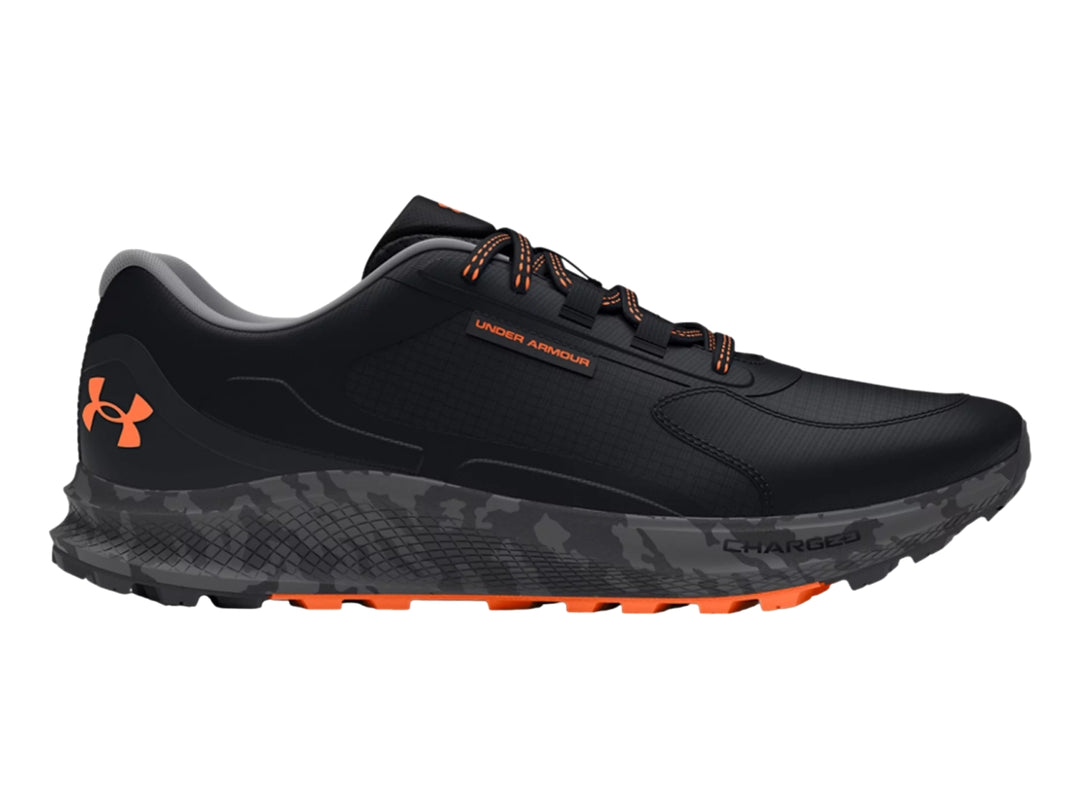 Tenis deportivos Under Armour color negro con detalles en naranja y suela gris.