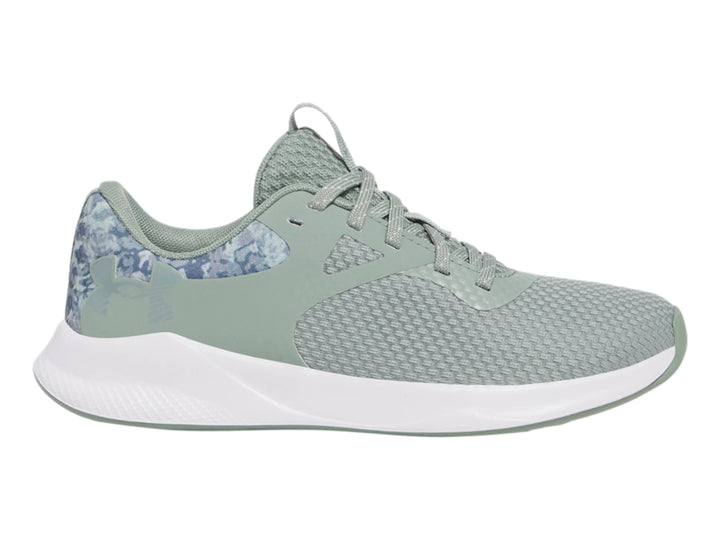Tenis deportivos Under Armour color verde con suela blanca y detalle de camuflaje en el talón.