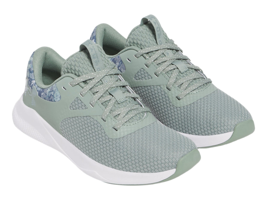Tenis deportivos Under Armour color verde con suela blanca y detalle de camuflaje en el talón.
