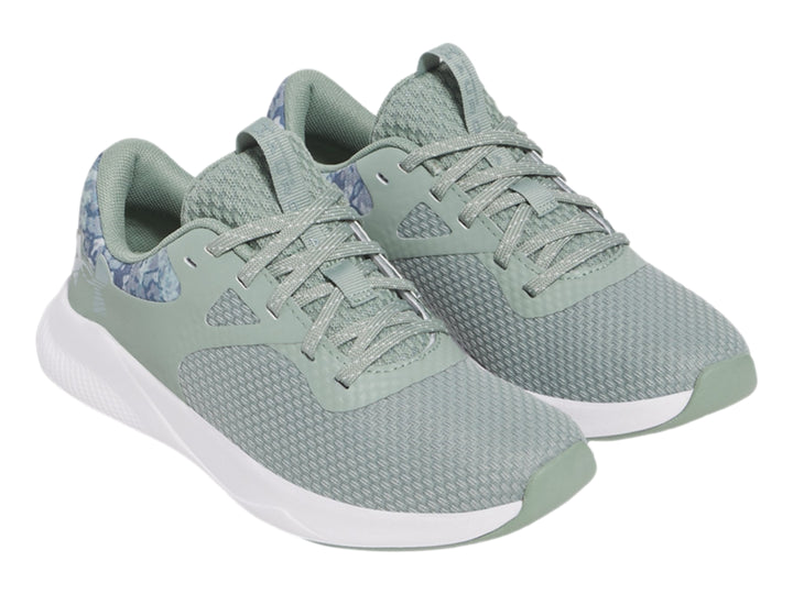 Tenis deportivos Under Armour color verde con suela blanca y detalle de camuflaje en el talón.