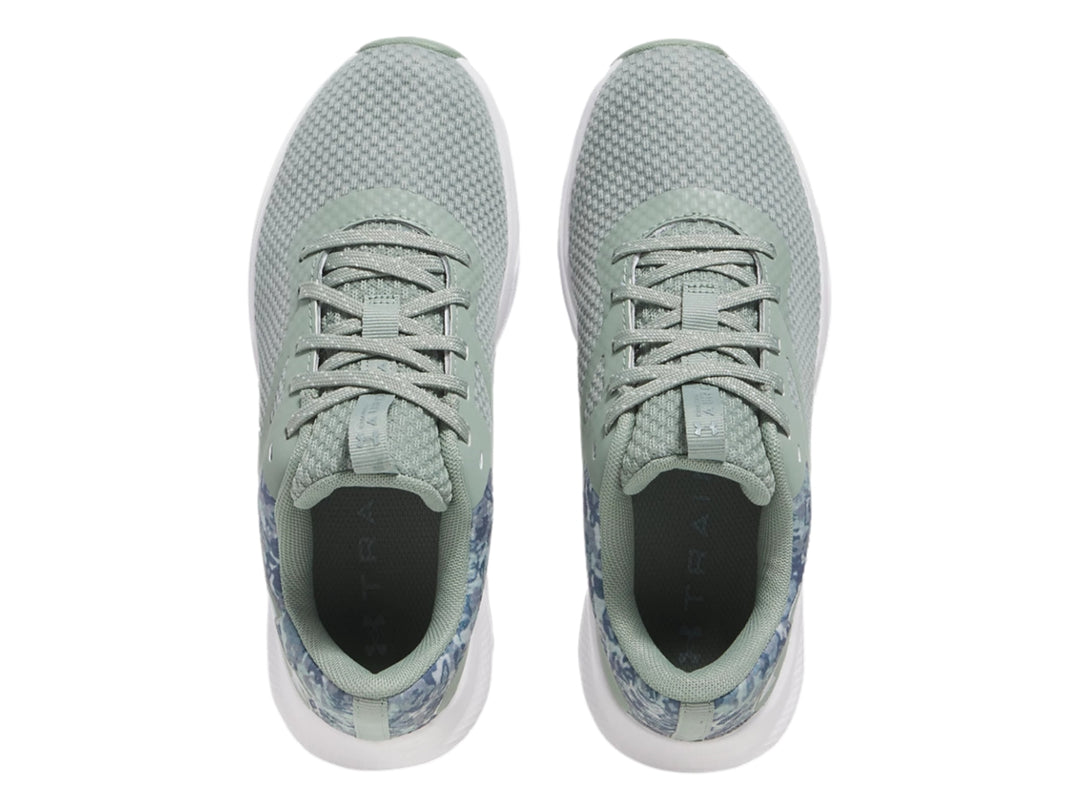 Tenis deportivos Under Armour color verde con suela blanca y detalle de camuflaje en el talón.