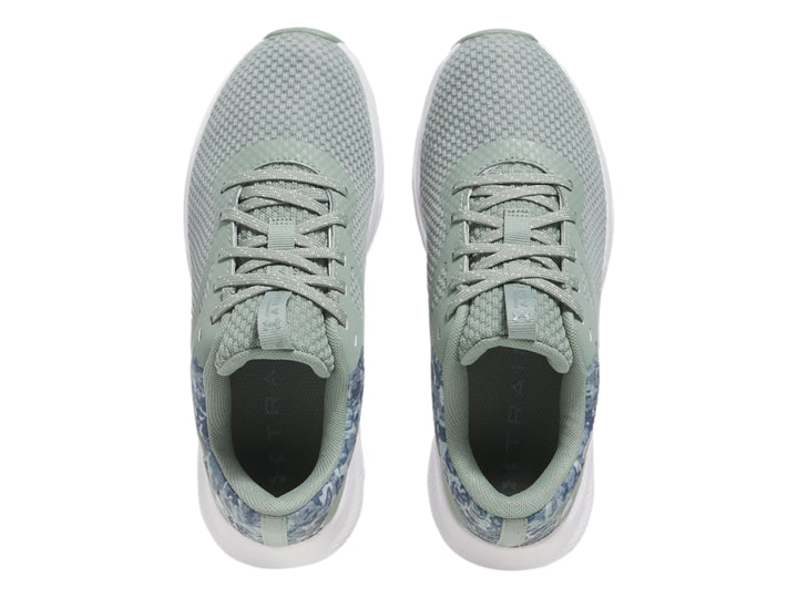 Tenis deportivos Under Armour color verde con suela blanca y detalle de camuflaje en el talón.