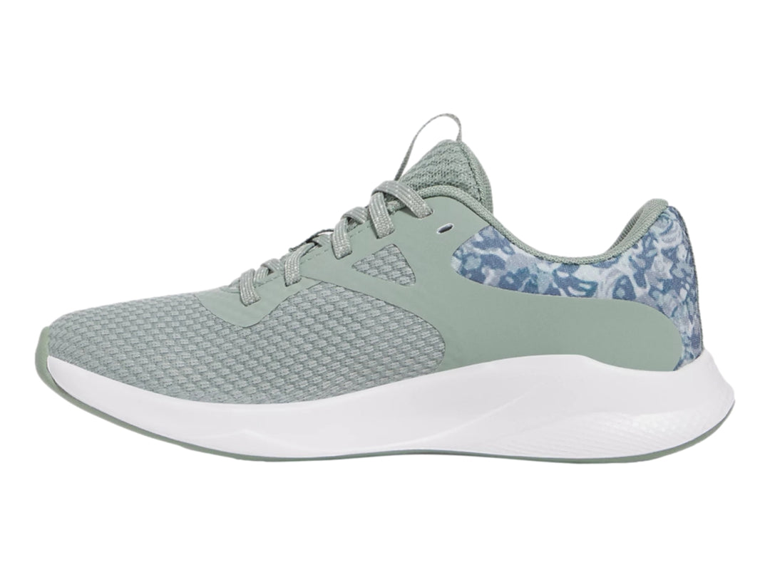 Tenis deportivos Under Armour color verde con suela blanca y detalle de camuflaje en el talón.
