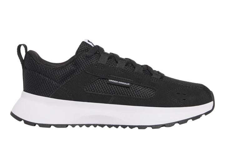 Tenis Under Armour color negro con suela blanca y tejido de malla.
